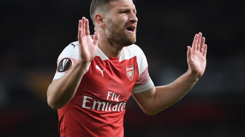 Shkodran Mustafi: Beki wa Arsenal amekiri kuna 'viulizo' katika mustakabali wake.