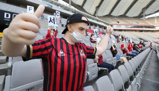 Klabu ya Korea Yashangiliwa na Midoli!