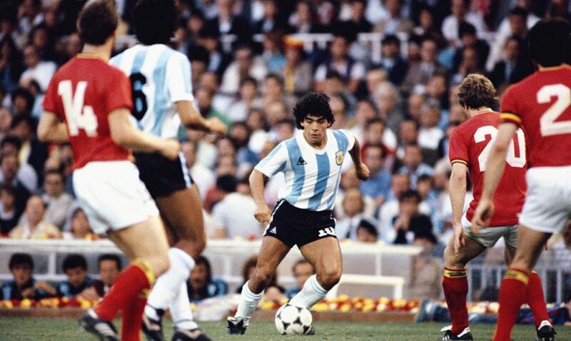Leeds United Walitaka Kumsajili Diego Maradona
