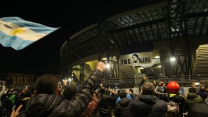 Dimba la Napoli Kupewa Jina la  San-Paolo Maradona.