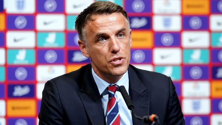 Neville Aachana na Timu ya Wanawake ya England.