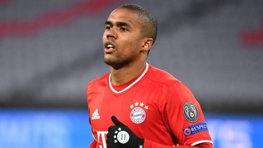 Douglas Costa Kurudisha Mpira Kwa Kipa!!