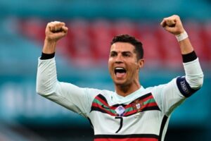 Ronaldo Ampiku The Rock Kuingiza Mkwanja Mitandao ya Kijamii.