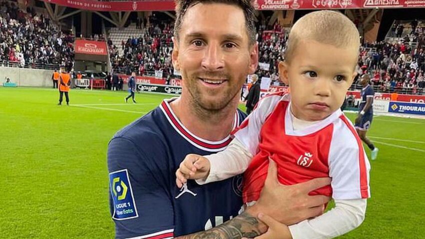 Golikipa wa Reims Amuomba Messi Picha na Mtoto Wake