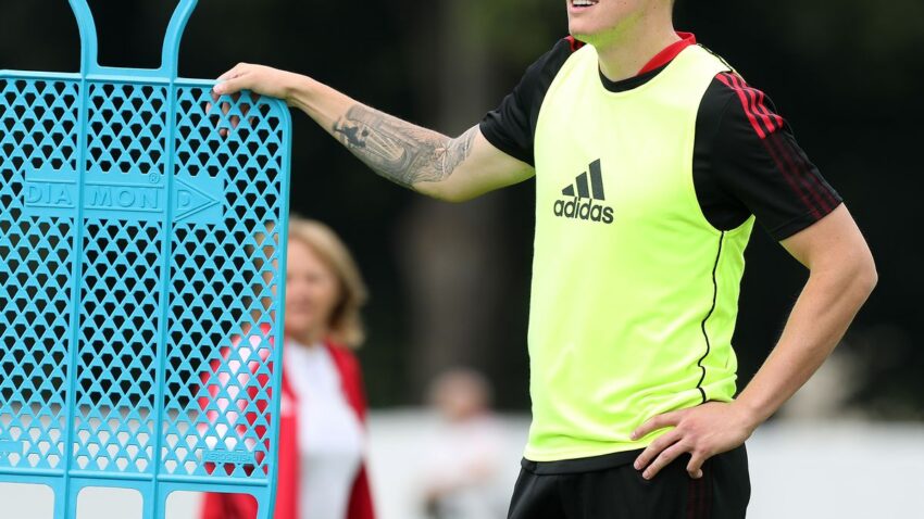 Phil Jones Asafiri na Timu Kwenda Hispania