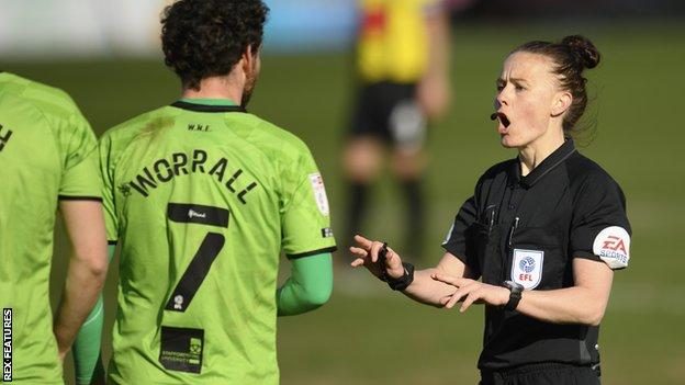 Rebecca Welsh: Mwanamke wa Kwanza Kuchezesha FA Cup