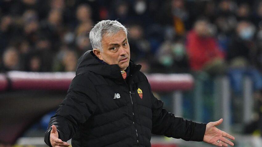 Jose Mourinho Afungiwa na Kupigwa Faini