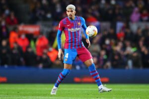 Araujo Asaini Kandarasi Mpya na Barcelona