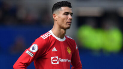 Ronaldo Aomba Radhi kwa Kuvunja Simu ya Shabiki.