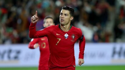 Ronaldo Amkingia Kifua Mtoto Wake kwa Mavazi Yake