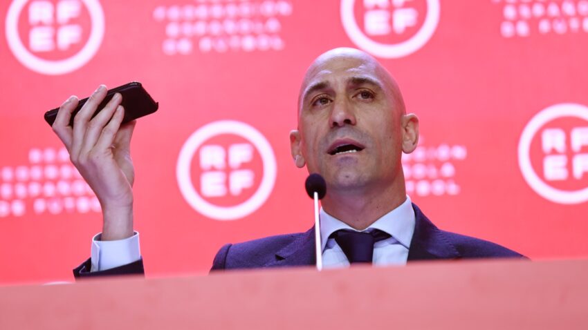 Luis Rubiales Ajitetea Kuhusu Kuvuja kwa Audio zake na Pique