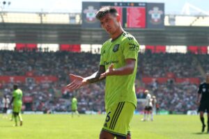 Tyrell Malacia:Martinez Sio Muongeaji Akiwa Nje ya Uwanja