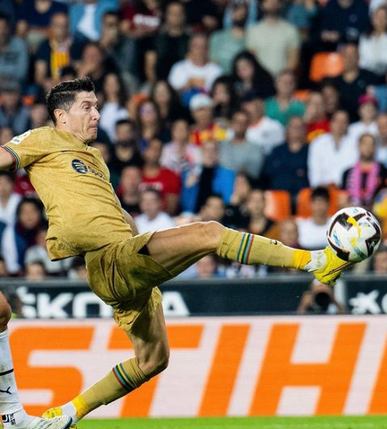 Lewandowski Aipaisha Barcelona Kileleni.