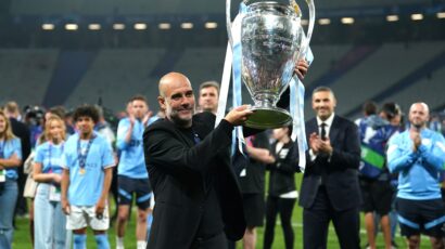 Mtazamo wa Guardiola Akitwaa Kombe la Manchester City Baada ya Ushindi Mara Tatu