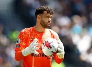 Tottenham Wanaendelea na Jitihada za Kumsajili Kipa wa Brentford Raya