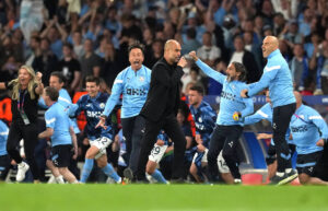 Mtazamo wa Guardiola Akitwaa Kombe la Manchester City Baada ya Ushindi Mara Tatu