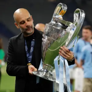 Mtazamo wa Guardiola Akitwaa Kombe la Manchester City Baada ya Ushindi Mara Tatu