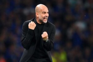 Mtazamo wa Guardiola Akitwaa Kombe la Manchester City Baada ya Ushindi Mara Tatu