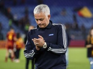 Mourinho Afungiwa na Roma Kupigwa faini Baada ya Tabia Aliyoionyesha Fainali ya Europa
