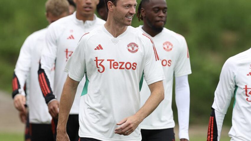 Man United Wamrudisha Jonny Evans