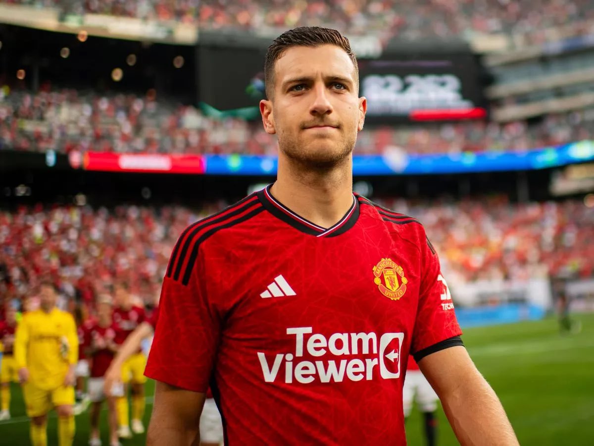 Dalot Anatarajiwa Kuvaa Viatu vya Shaw