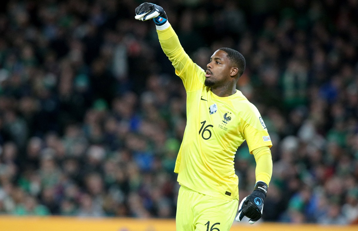 Maignan Arejea Ufaransa Mazoezini, Theo Akosekana