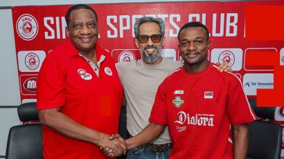 Elie Mpanzu Asaini Mkataba Mpya wa Miaka Miwili Kuendelea Kubaki Simba SC