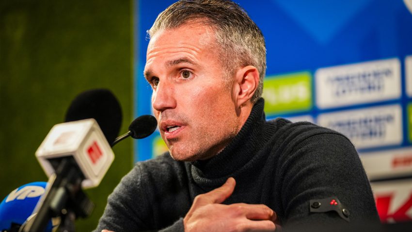 Van Persie Aendelea Kuaminiwa Feyenoord Licha Ya Kuzomewa