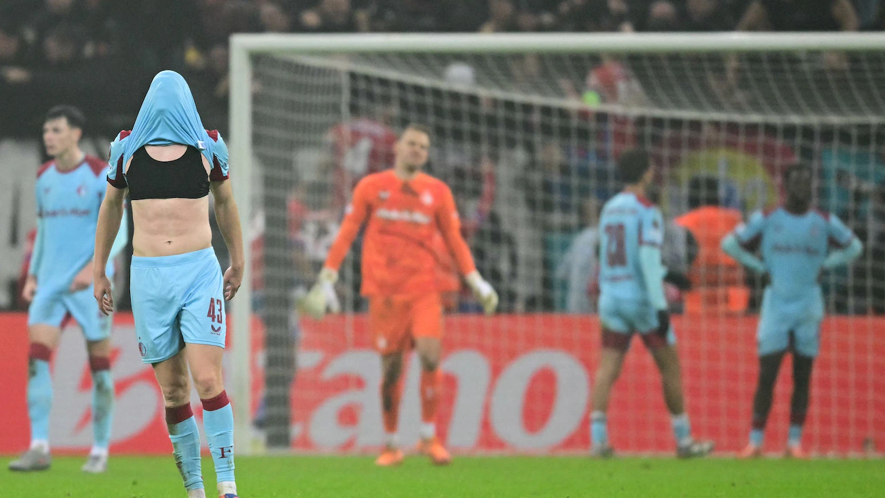 Van Persie Aendelea Kuaminiwa Feyenoord Licha ya Kuzomewa