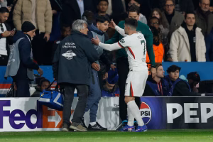 Pedro Neto Aomba Msamaha Baada ya Kumsukuma Ball Boy 