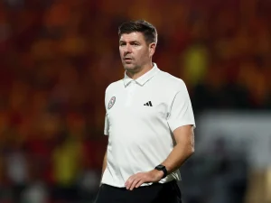 Steven Gerrard Anasubiri kwa Hamu Kuinoa Liver Endapo Arne Slot Akifutwa Kazi