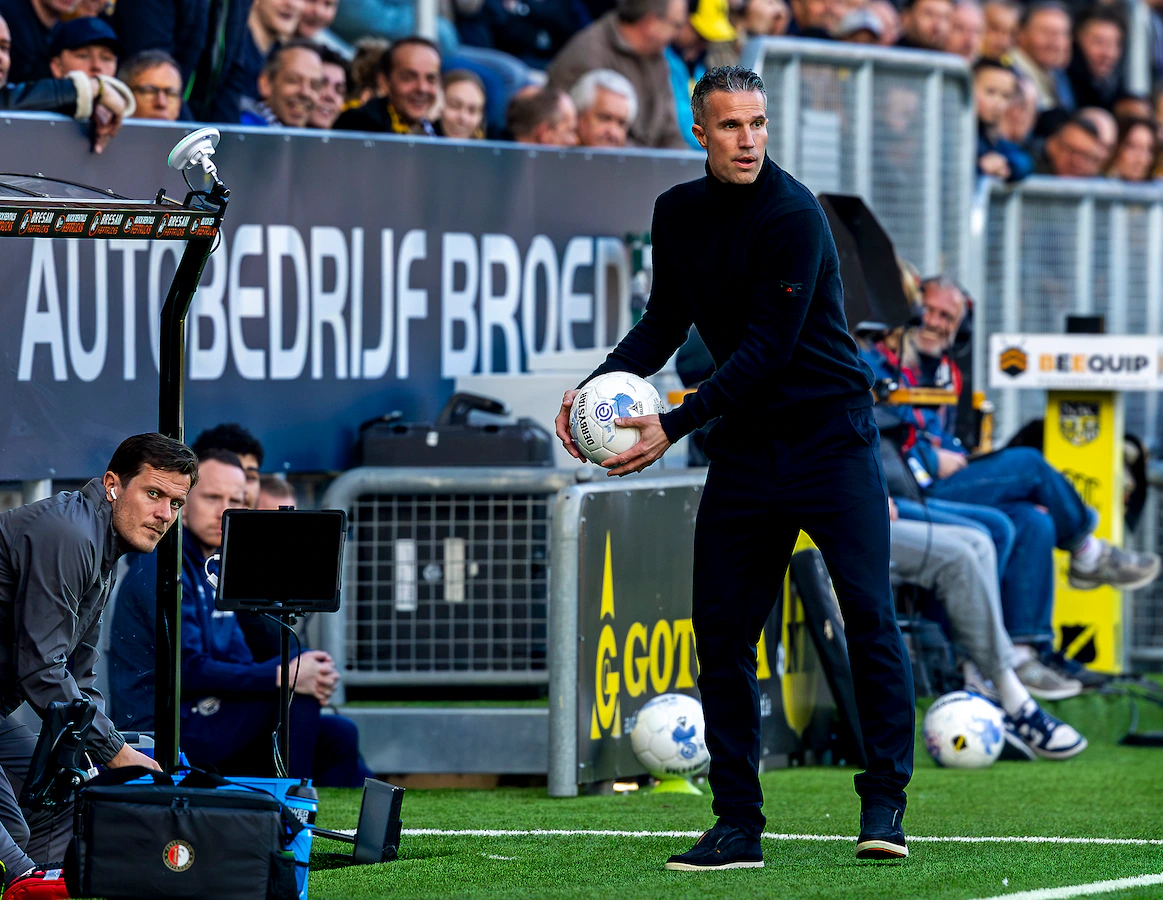 Van Persie Aendelea Kuaminiwa Feyenoord Licha ya Kuzomewa