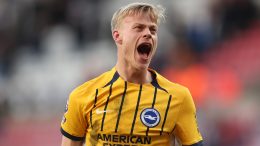 Roberto De Zerbi Kuungana na Nyota wa Zamani wa Brighton & Hove Albion Jan Paul van Hecke.