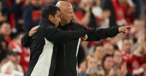 Feyenoord Wamlenga Van Bronckhorst Kuwa Mkurugenzi wa Ufundi