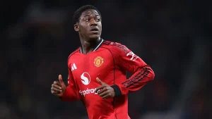 Michael Carrick Amesema kuwa Mkataba wa Kobbie Mainoo Uko Karibu Kukamilika.