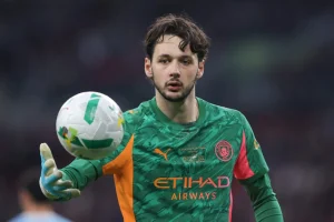 Aston Villa Wanamfuatilia Kipa James Trafford Kama Mbadala wa Emiliano Martínez.